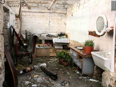 Mentre quella accanto doveva essere utilizzata come bagno della �casa�: sono presenti infatti uno specchio e un lavandino